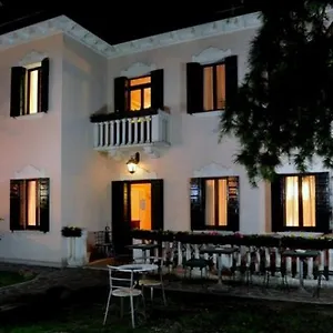 Casa de Campo Crispi, Mestre